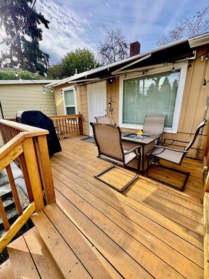 Outdoor dining - Modern Seattle Two Bedrooms, Two Bathrooms + Private Deck, Hot Tub (Seattle)