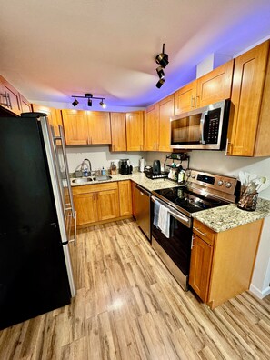 Køleskab, mikrobølgeovn, ovn, kogeplade