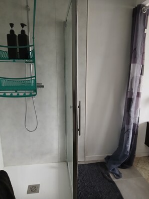 Doccia, asciugacapelli, asciugamani, sapone