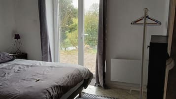 4 bedrooms, desk, iron/ironing board, travel cot