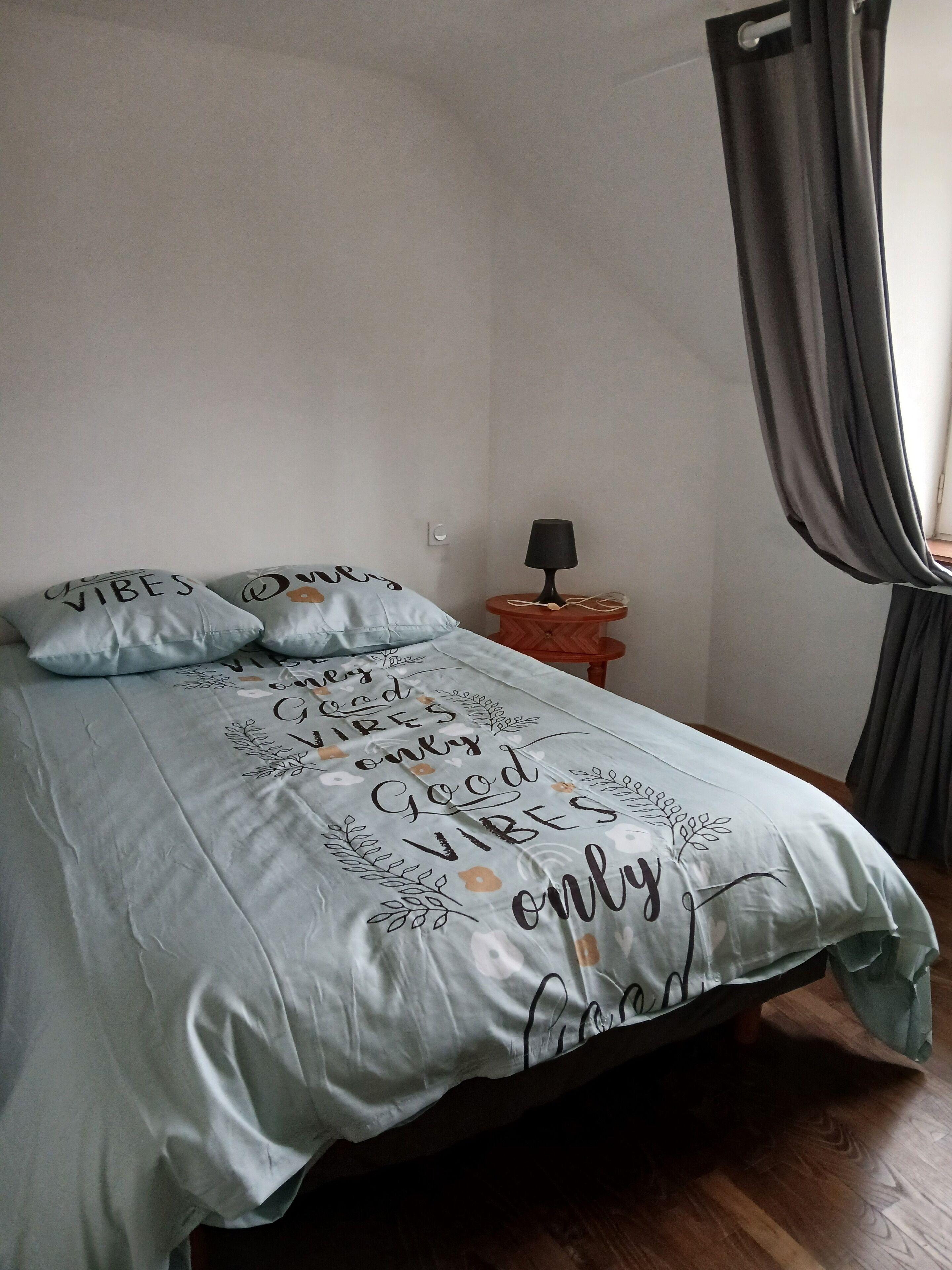 4 bedrooms, desk, iron/ironing board, travel crib