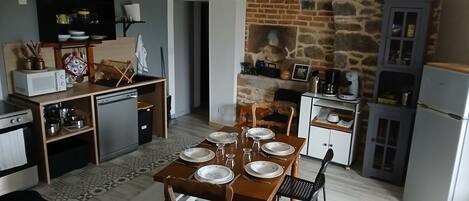 Mikrobølgeovn, ovn, kokeplater og oppvaskmaskin