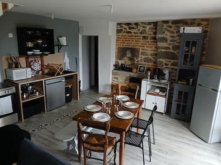 Microwave, oven, stovetop, dishwasher. Spacious country house with many sights nearby