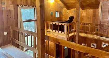 Charming Mountain 2-bedroom Farmhouse with AC, WiFi in delightful Westford