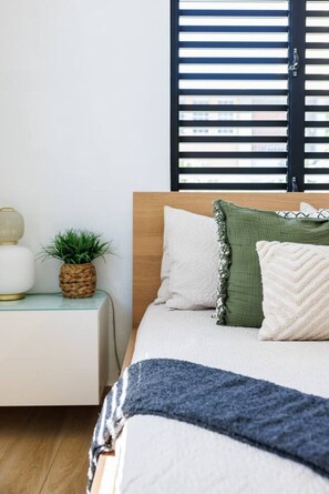 2 bedrooms, travel cot, WiFi, bed sheets