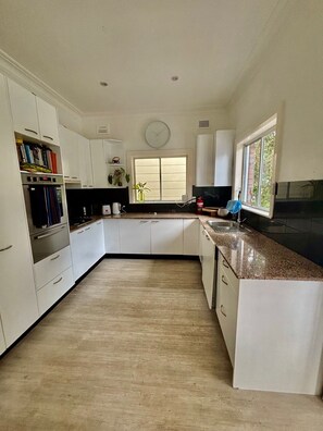 Mikrowelle, Ofen, Herdplatte, Geschirrspüler