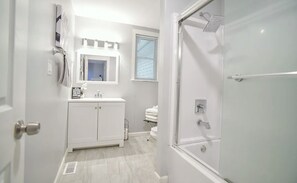 Toallas, jabón, shampoo, papel de baño