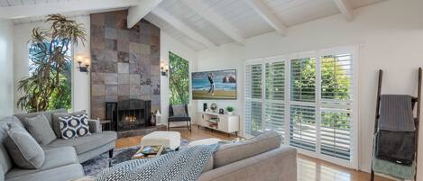 Smart TV, chimenea, videojuegos y libros