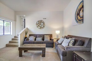 智能电视、壁炉、电子游戏、书