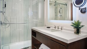 Hårtork, handdukar och toalettpapper