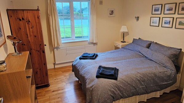 3 bedrooms, desk, iron/ironing board, travel crib