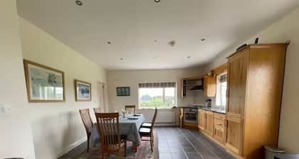 Aras Cuilinn: Countryside with every convenience