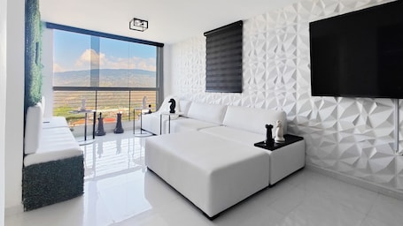 Smart-TV, Kamin. Luxury Modern Condo with The Andes Mountains View