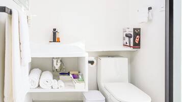 シャワー、ヘアドライヤー、タオル、石鹸