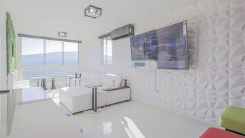 Smart TV, fireplace