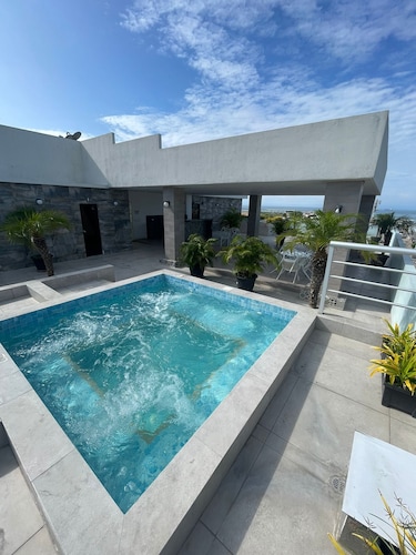 Modern Apartment in Salinas