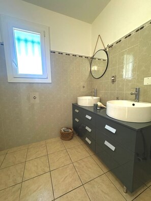 Dusche, Haartrockner, Handtücher, Seife