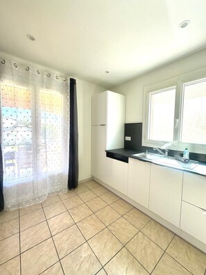 Fridge, microwave, oven, stovetop - Villacamargue  (Marsillargues)