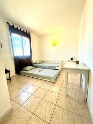 2 bedrooms, iron/ironing board, travel crib, free WiFi - Villacamargue  (Marsillargues)