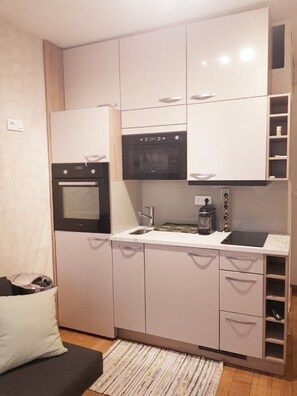 Kühlschrank, Mikrowelle, Ofen, Herdplatte