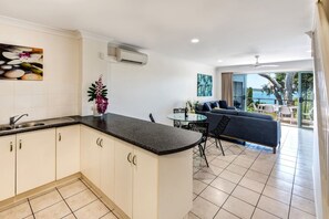 Interior - Sunset Waters 15 - Hamilton Island (Whitsundays)