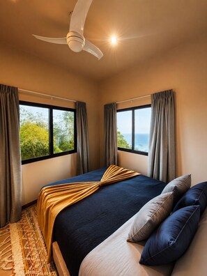Une chambre d’hôtel avec un lit, des rideaux, un ventilateur de plafond et une vue sur la mer.