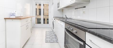 Coffee/tea maker, fridge, microwave, oven