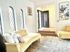 Books - Dallas Cottage in Lux (Dallas)