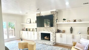 TV, books - Dallas Cottage in Lux (Dallas)