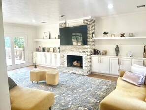 Books - Dallas Cottage in Lux (Dallas)