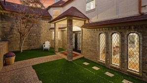Exterior - Dallas Cottage in Lux (Dallas)