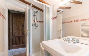 Shower, towels - Country House 'La Francesca' with Private Pool, Garden, and Wi-Fi (Cetona)
