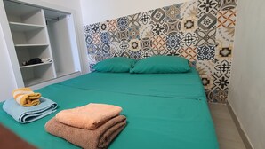 A room with a bed, a wardrobe, and patterned wall tiles. - Apartment 'Balcone Sul Golfo' with Sea View, Wi-Fi and Air Conditioning (Alcamo)