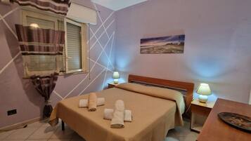 4 makuuhuonetta, silitysrauta/-lauta, ilmainen Wi-Fi, vuodevaatteet