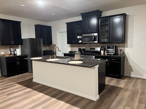 Large Lakeview 5-br house charming Balmoral 8miles from IAH Airport 