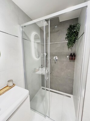 Douche, sèche-cheveux, serviettes fournies, savon
