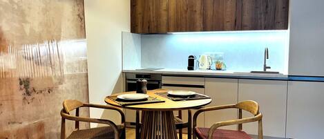 Micro-ondes, four, plaque de cuisson, lave-vaisselle