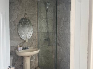 Basic Bungalow, Garden View | Bathroom | Shower, free toiletries, towels, soap - Hotel El Koaba (Cabarete)