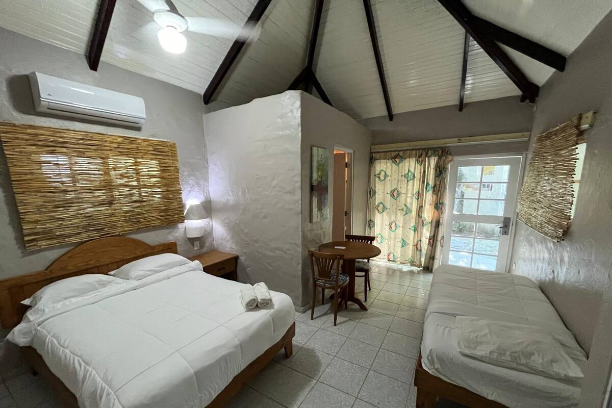 Basic Bungalow, Garden View | In-room safe, laptop workspace, blackout drapes, WiFi (free)