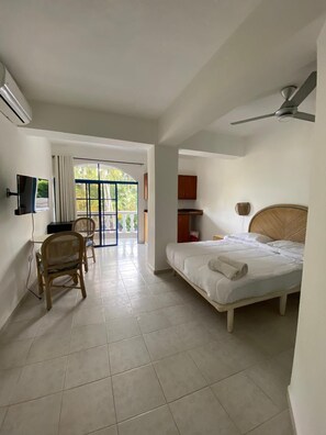 Chambre Simple, balcon, vue piscine