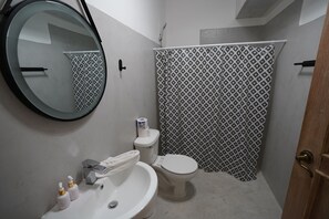 Shower, free toiletries, towels, soap - Hotel El Koaba (Cabarete)