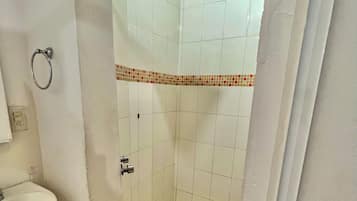 Serviettes fournies, savon, papier toilette