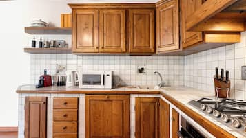 Frigorifero, forno, piano cottura, macchina per tè/caffè