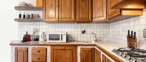 Kühlschrank, Ofen, Herdplatte, Wasserkocher mit Kaffee-/Teezubehör