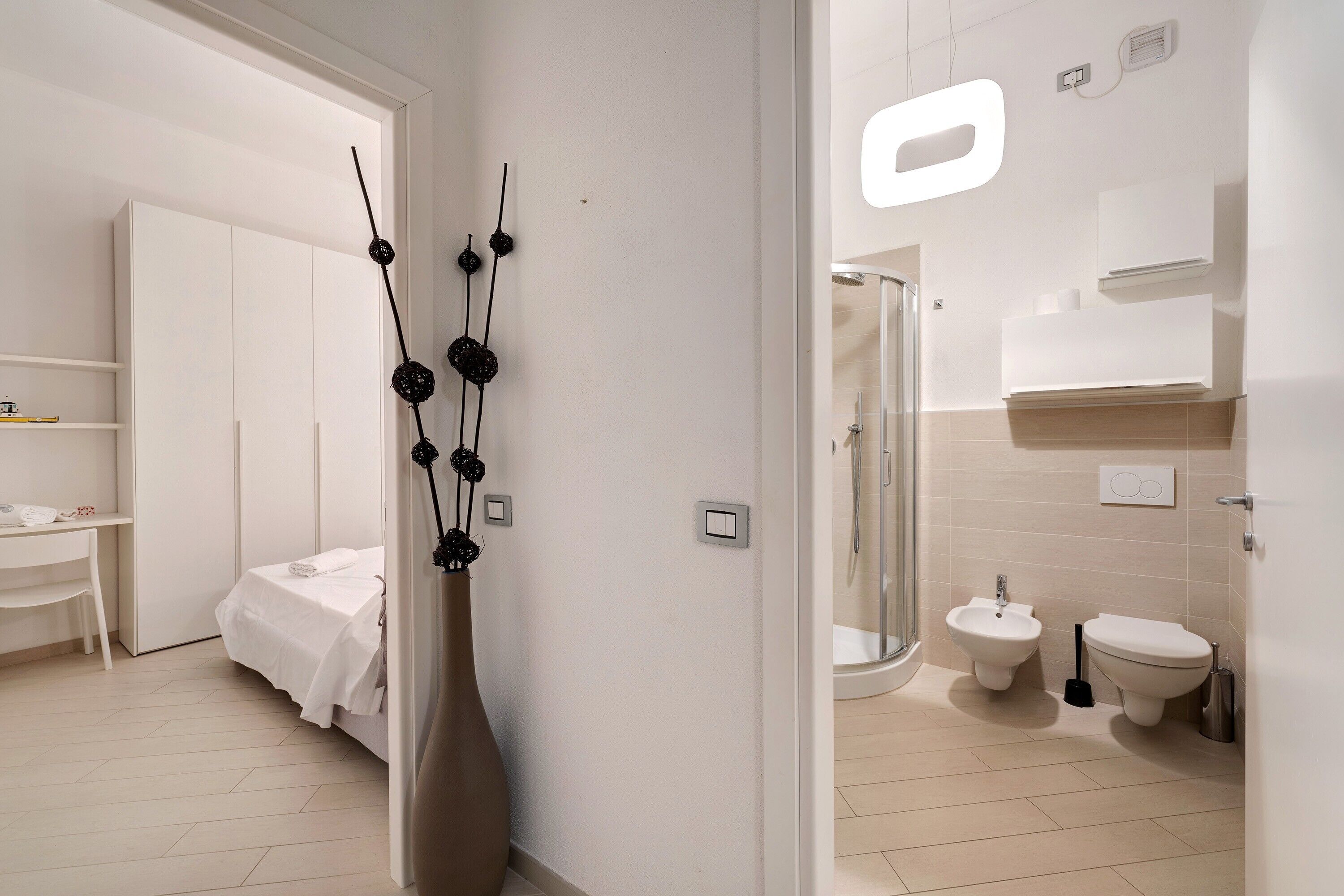 Douche, sèche-cheveux, serviettes fournies