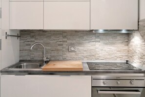 Frigorifero, microonde, forno, piano cottura
