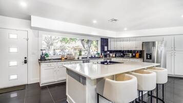 KĂŒhlschrank, Mikrowelle, Ofen, Herdplatte