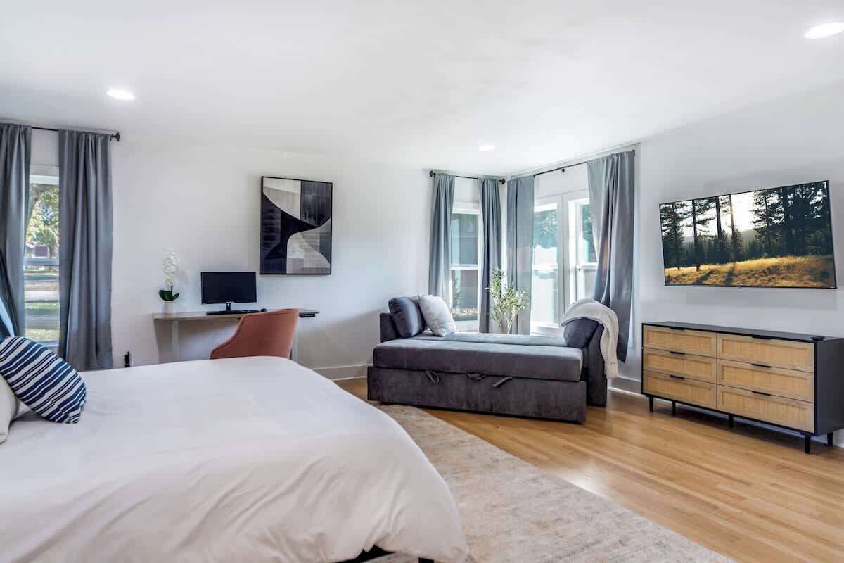 4 habitaciones, escritorio y tabla de planchar con plancha 