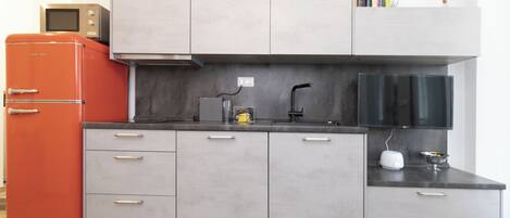 Réfrigérateur, micro-ondes, four, plaque de cuisson