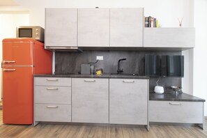 Kühlschrank, Mikrowelle, Ofen, Herdplatte